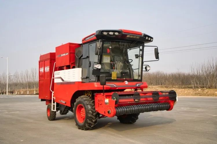 侯榮曉:開著中聯收獲花生收獲機年入十五六萬,超輕松! 608-1.jpg